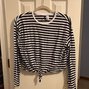 🌸4 for$20🌸Black&white stripped crop top with tie